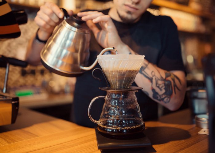 Barista podający kawę Brasilmoka