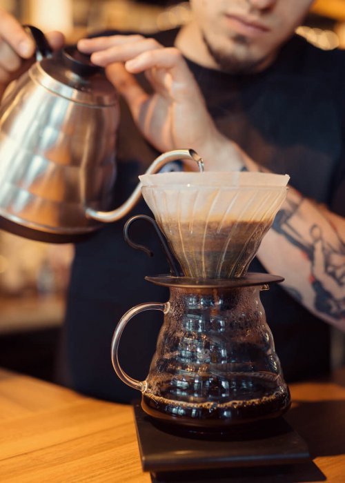 Barista podający kawę Brasilmoka